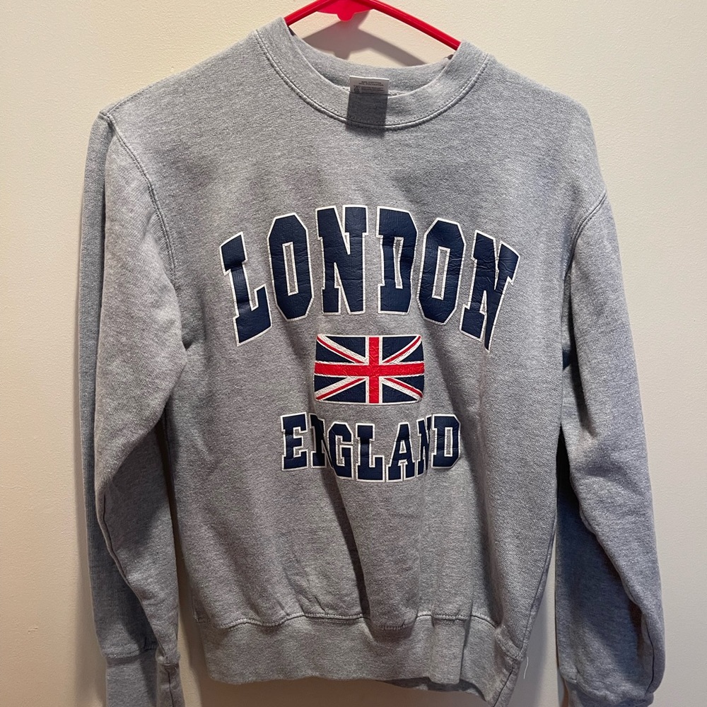 London England grey crew neck pull-over 🤍
